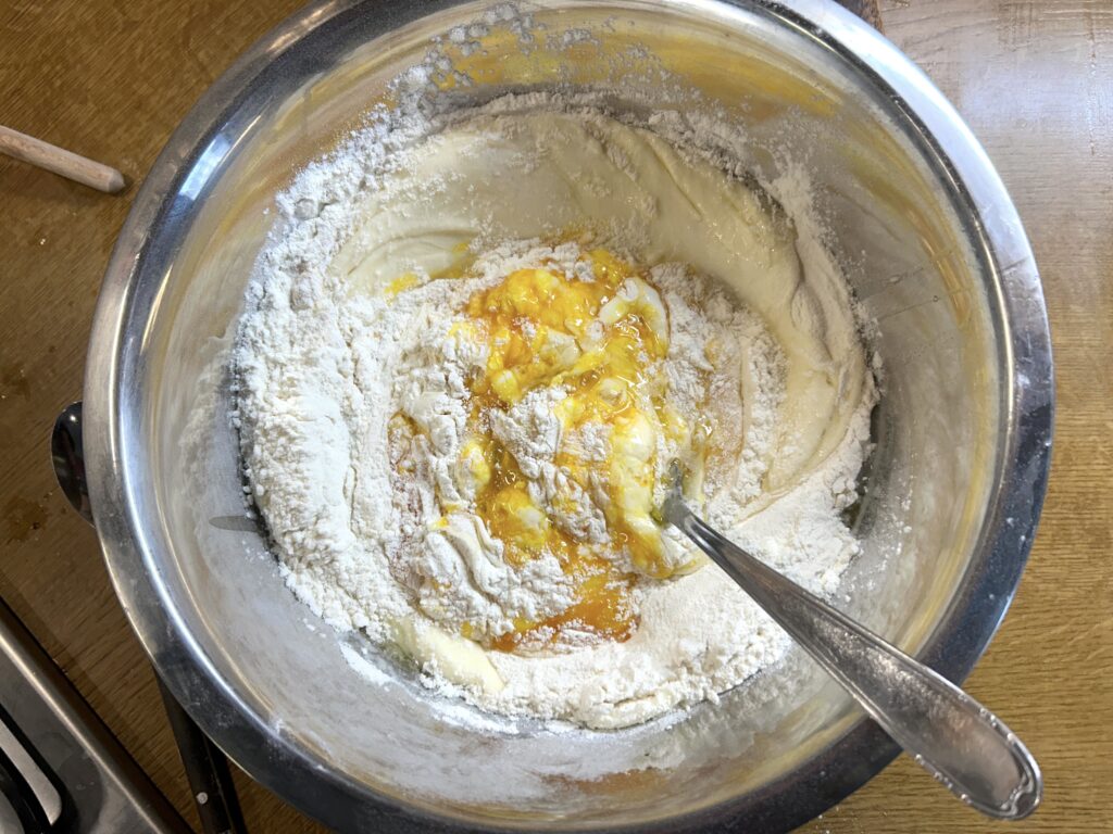 mix the flour and eggs