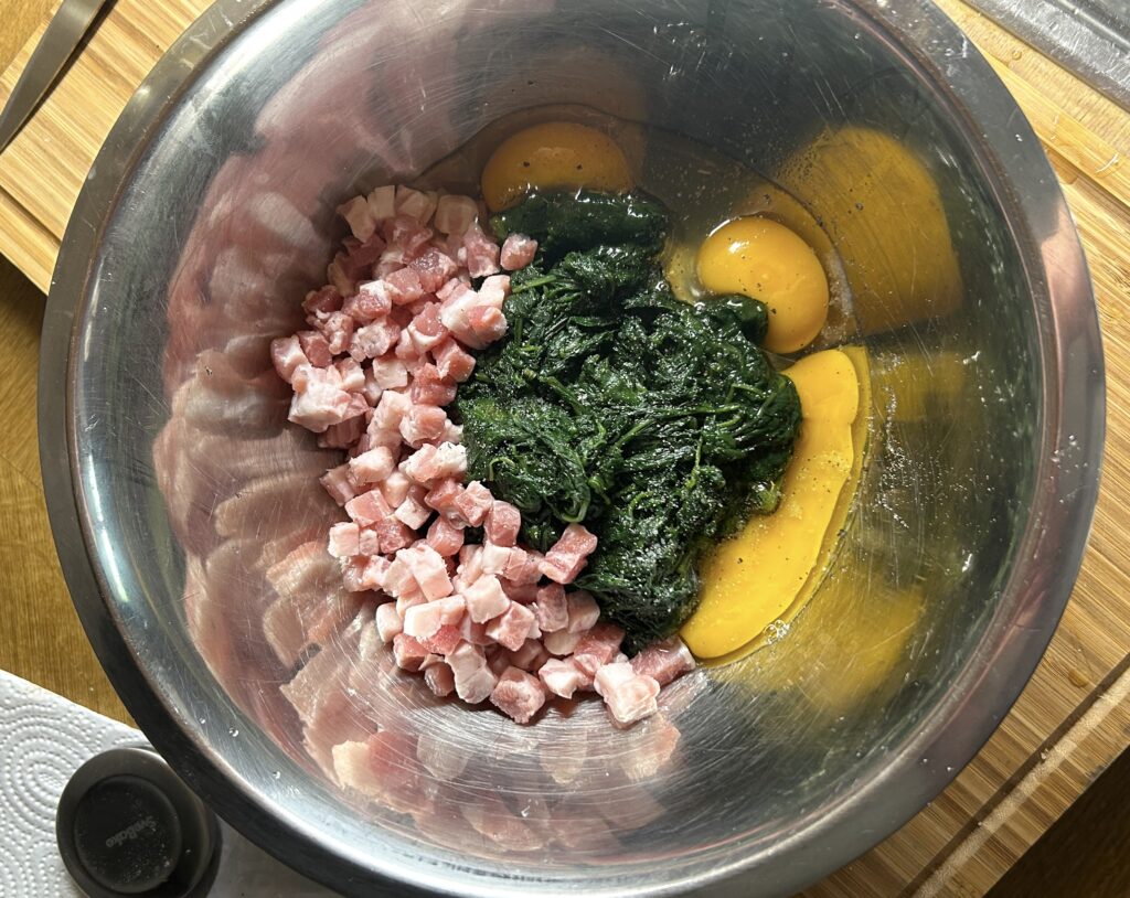 spinach, sweet bacon cubes and 3 eggs