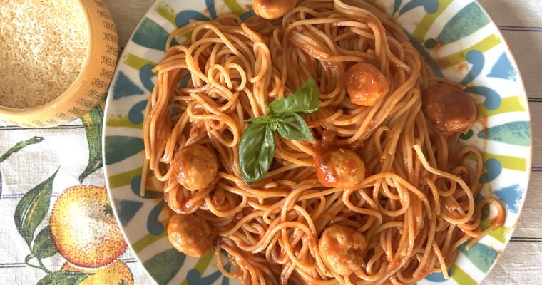 Spaghetti con polpettine di pollo, pomodoro e basilico (Spaghetti with chicken meatballs, tomato and basil)
