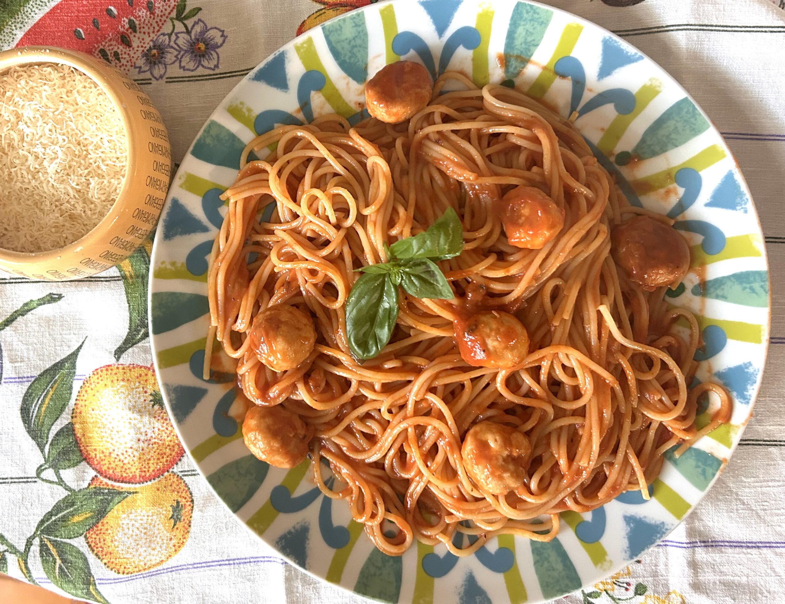 Spaghetti con polpettine di pollo, pomodoro e basilico (Spaghetti with chicken meatballs, tomato and basil)