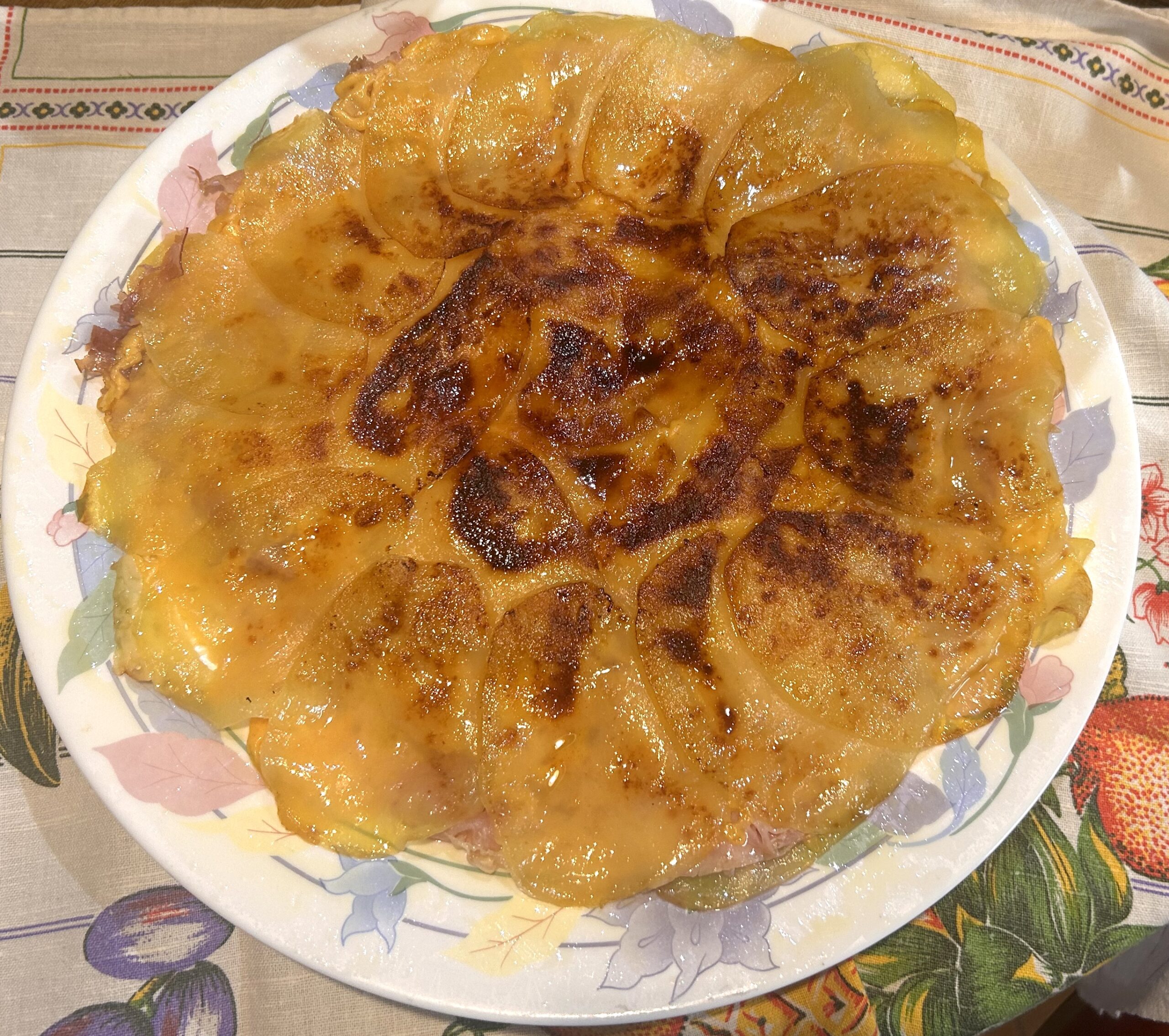 Lasagne in padella di patate, prosciutto cotto e Cheddar/Lasagna in a pan with potatoes, cooked ham, and Cheddar cheese