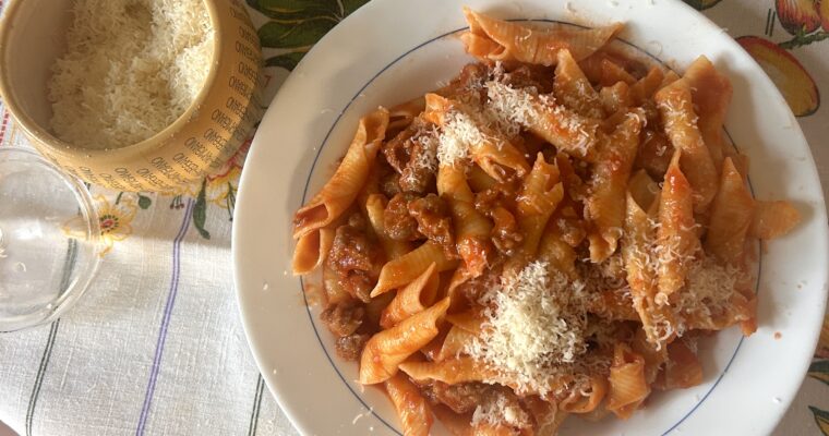Maccheroni al pettine con salsiccia (Macaroni with sausage)