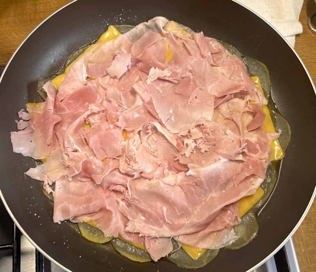 fette di patate, cheddar e prosciutto cotto