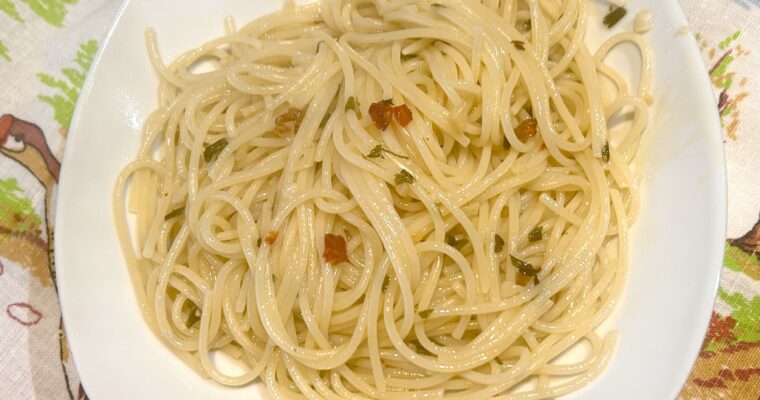Spaghetti al aglio, olio e peperoncino/Spaghetti with garlic, oil, and chili pepper
