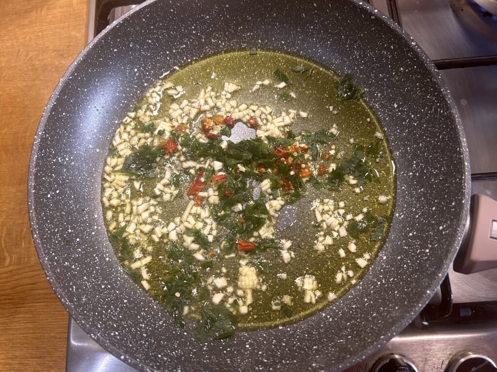 fritto di aglio peperoncino e prezzemolo