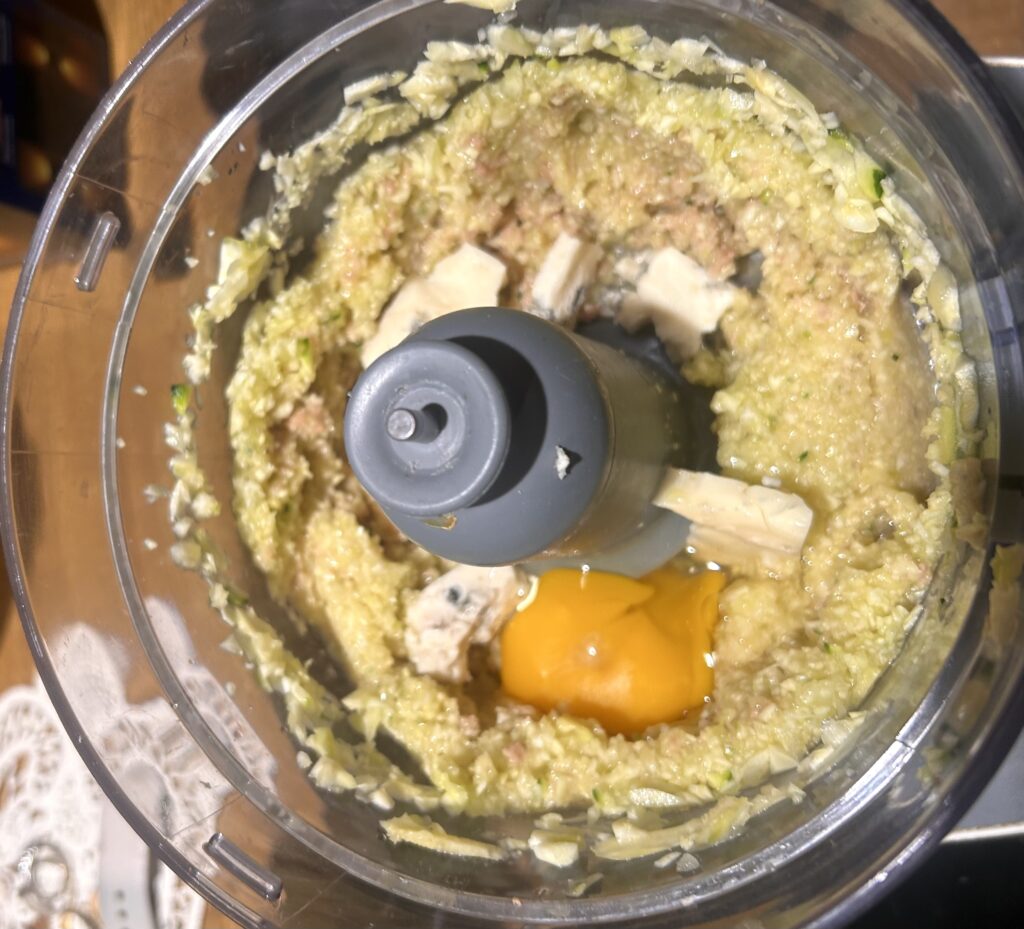 polpa di zucchine - salsiccia - uovo - gorgonzola