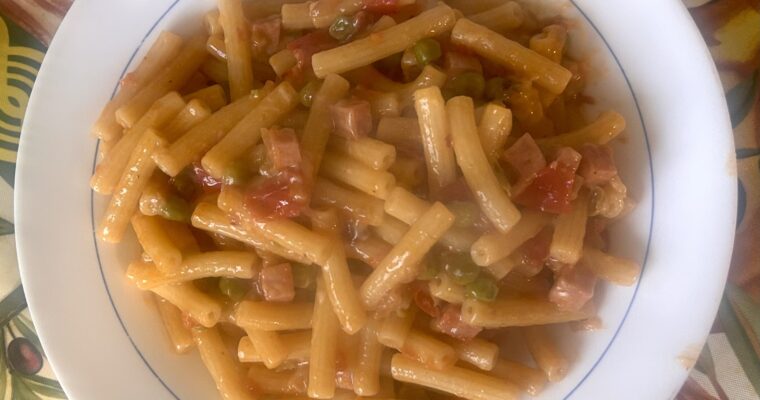 Sedanini con piselli e prosciutto cotto a cubetti/Sedanini with peas and diced cooked ham