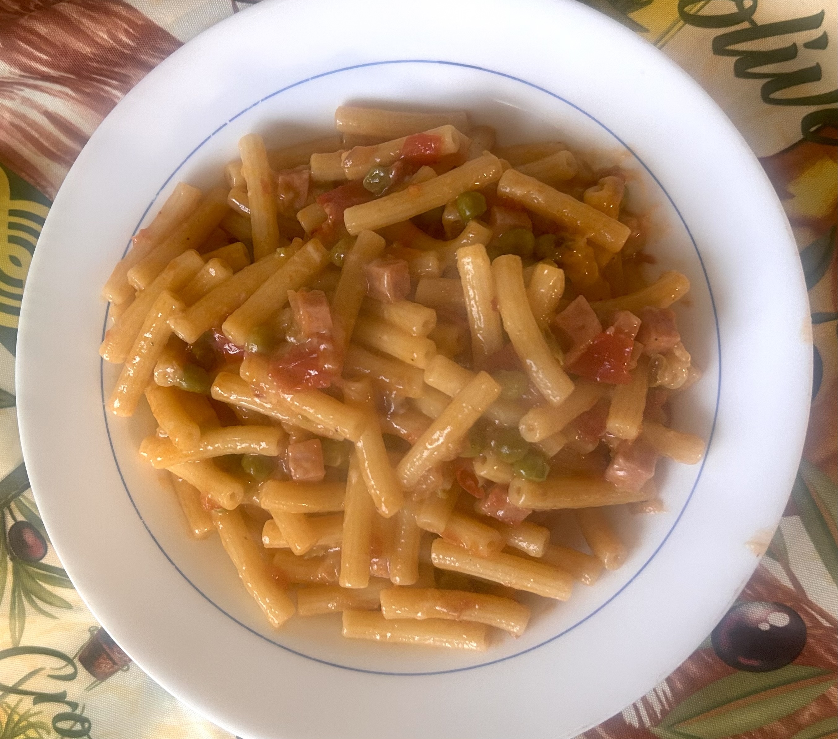 Sedanini con piselli e prosciutto cotto a cubetti/Sedanini with peas and diced cooked ham