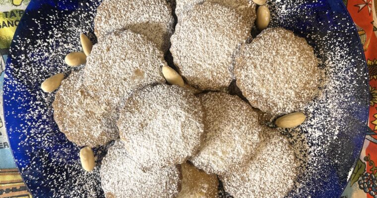Biscotti friabili e profumati alle mandorle-Crumbly, fragrant almond cookies