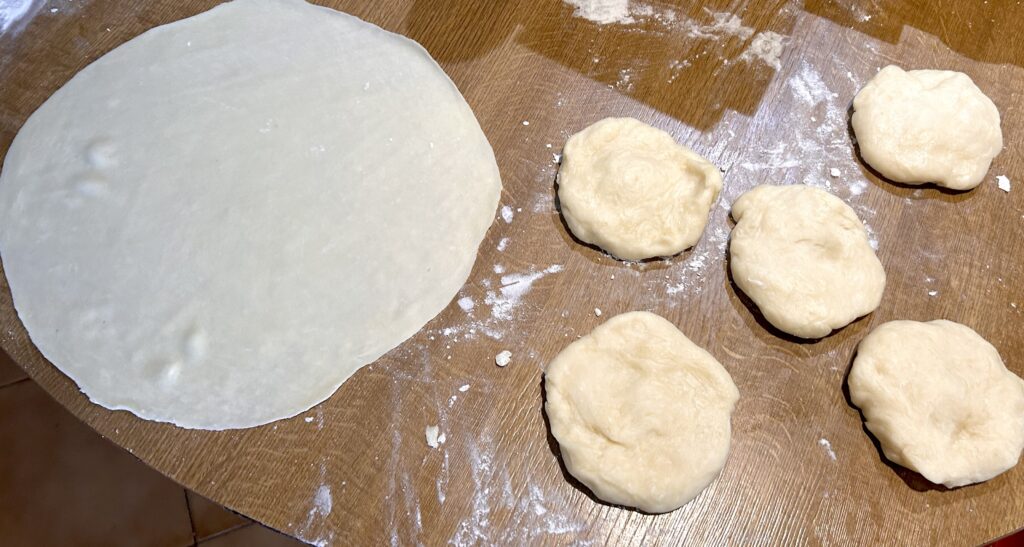 stendere l'impasto piadina